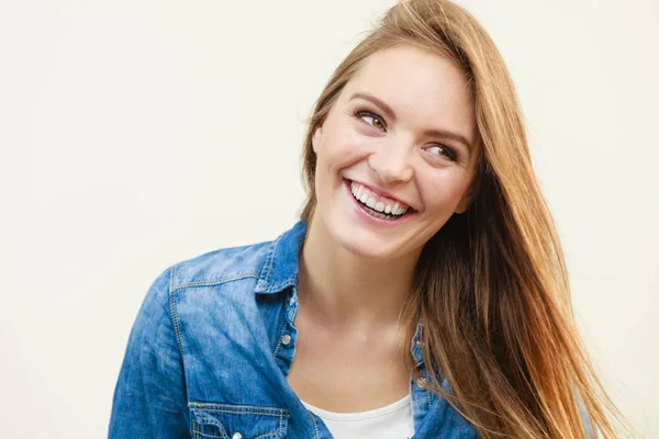 Felice donna sorridente indossando jeans — Foto Stock