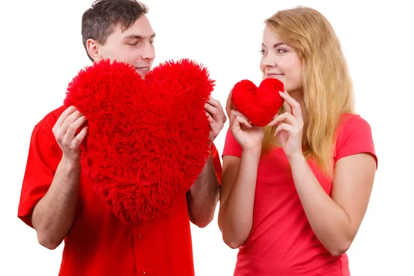 Paar hält rote herzförmige Kissen Liebessymbol — Stockfoto