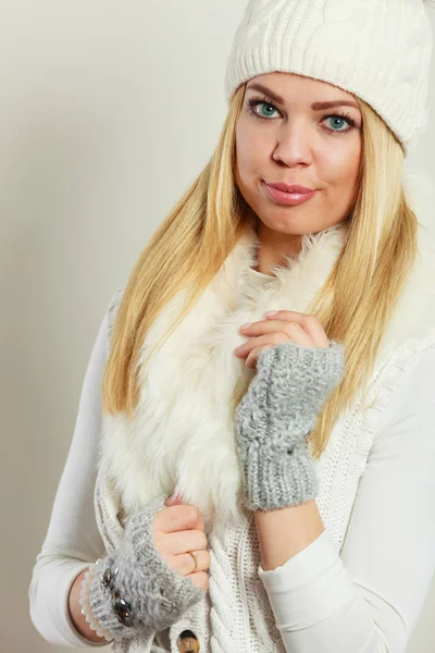 Mujer atractiva vistiendo ropa de invierno . —  Fotos de Stock