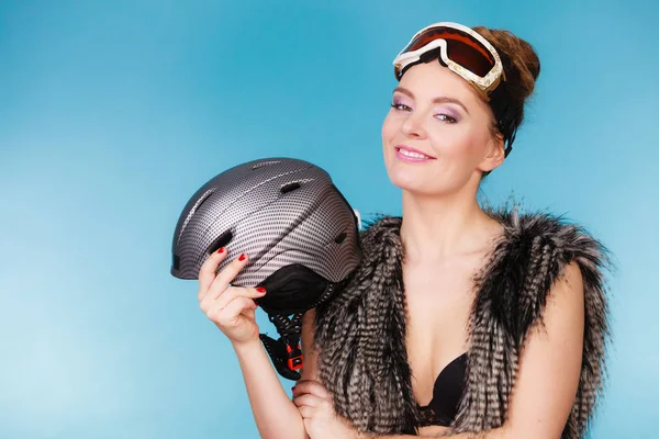Donna seducente ragazza in sci googles tiene casco — Foto Stock