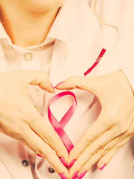 Hände Herz auf rosa Schleife Symbol — Stockfoto