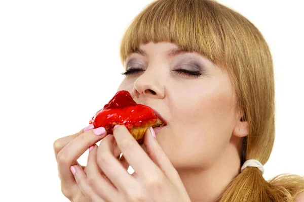 Woman eating cupcake sweet food — Stock Photo, Image