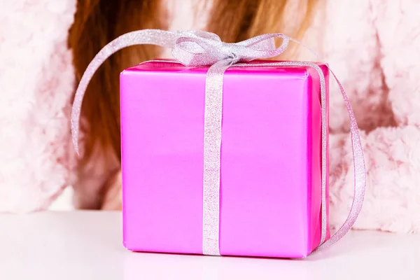 Жінка з рожевою подарунковою коробкою — стокове фото
