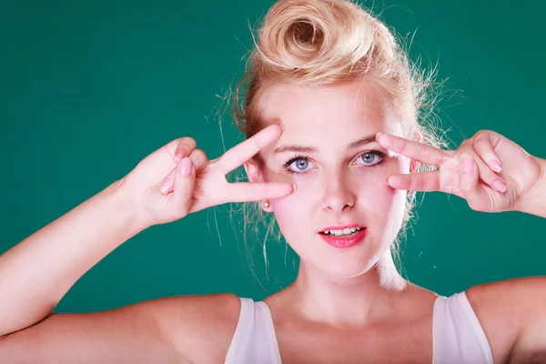 Mujer con los dedos cerca de los ojos — Foto de Stock