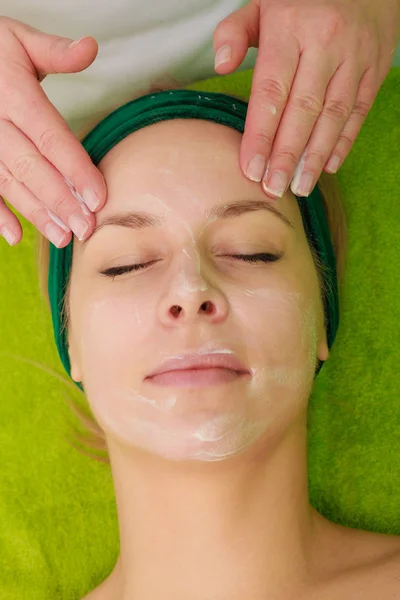 Femme obtenir massage traditionnel du visage en esthéticienne — Photo
