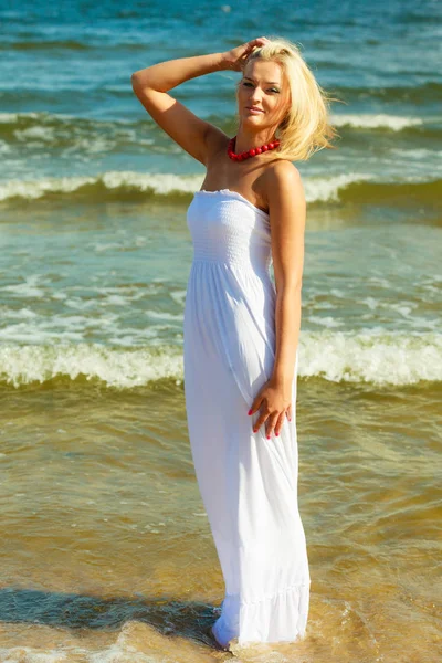 Mulher de vestido na costa . — Fotografia de Stock