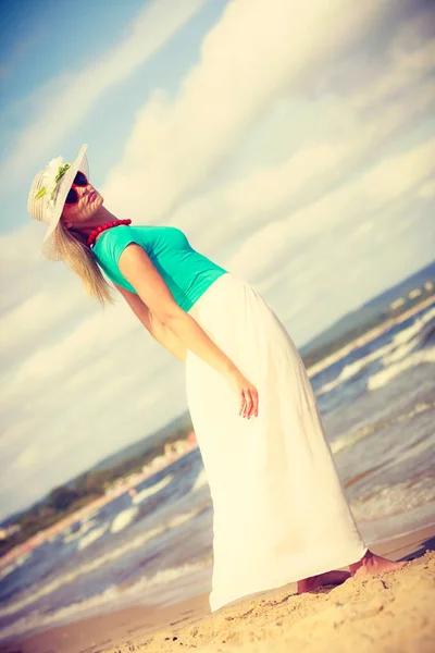 Attraktiv kvinna på stranden. — Stockfoto