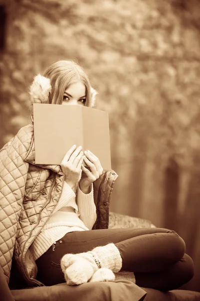 Jonge dame met literatuur. — Stockfoto