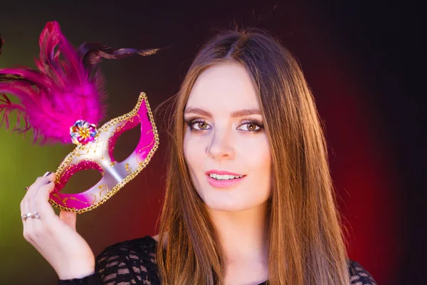 Mulher mantém máscara de carnaval closeup — Fotografia de Stock