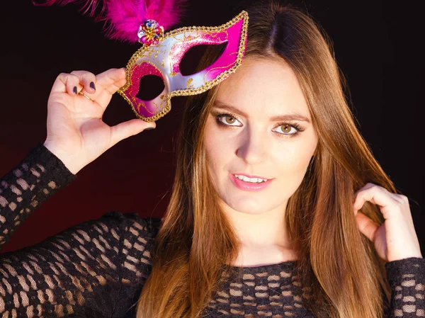 Sensuell kvinna håller carnival mask. — Stockfoto