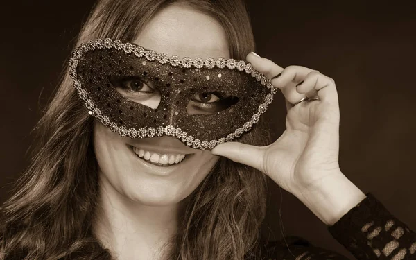 Крупный план женщина лицо с карнавальной маской на темное — стоковое фото