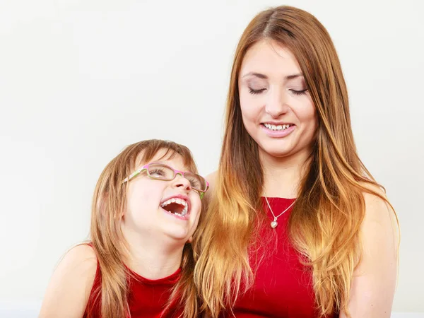 Una famiglia felice. Mamma e figlia . — Foto Stock