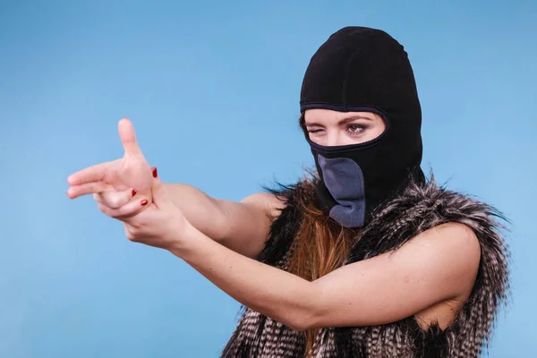 Kvinna i balaclava pistol gest, brottslighet och våld — Stockfoto