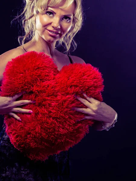Mulher madura abraço grande coração vermelho — Fotografia de Stock