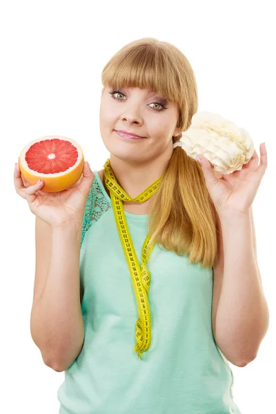 Mujer elegir fruta o pastel hacer elección dietética —  Fotos de Stock