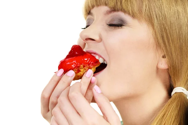 Frau isst Cupcake süßes Essen — Stockfoto