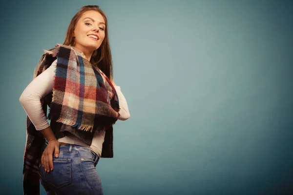 Chica positiva en ropa de temporada de otoño — Foto de Stock