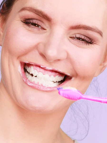 Mulher escovando dentes de limpeza — Fotografia de Stock