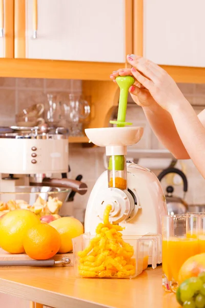 Kobieta co sok pomarańczowy juicer maszynie — Zdjęcie stockowe