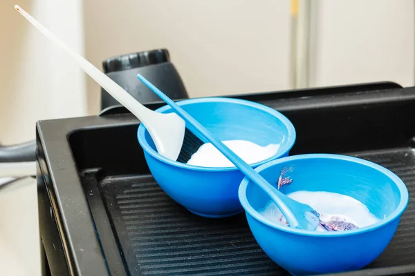 Två plastskålar med blekmedel hårfärgningsmedel — Stockfoto