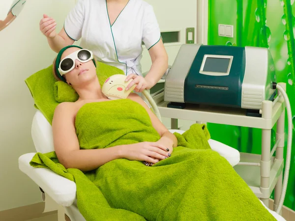 Kobieta leczona laserowo u kosmetyczki — Zdjęcie stockowe
