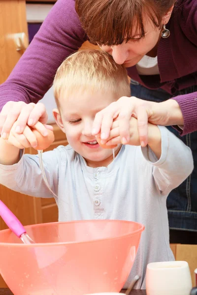 Bambino e mamma che cucinano, facendo torta in ciotola — Foto Stock