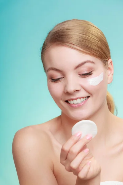 Mujer quitando maquillaje con crema y almohadilla de algodón — Foto de Stock