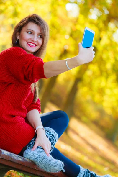 Szép lány-val selfie fénykép smartphone. — Stock Fotó
