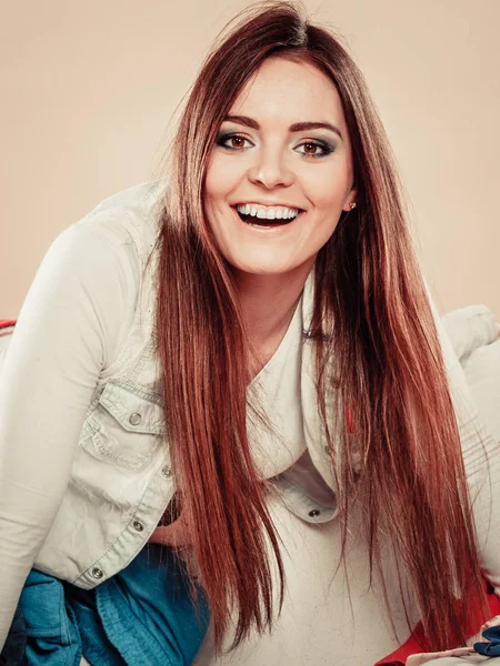 Mujer joven feliz con amplia sonrisa . — Foto de Stock