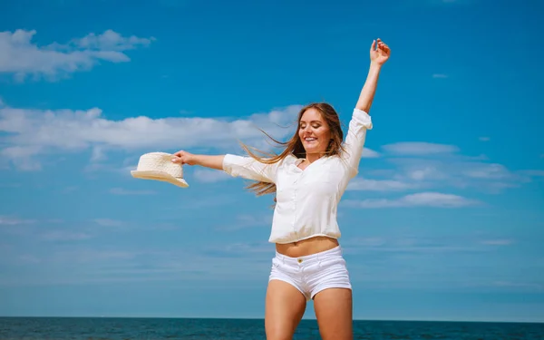 Happy woman on summer beach. — Stock Photo, Image