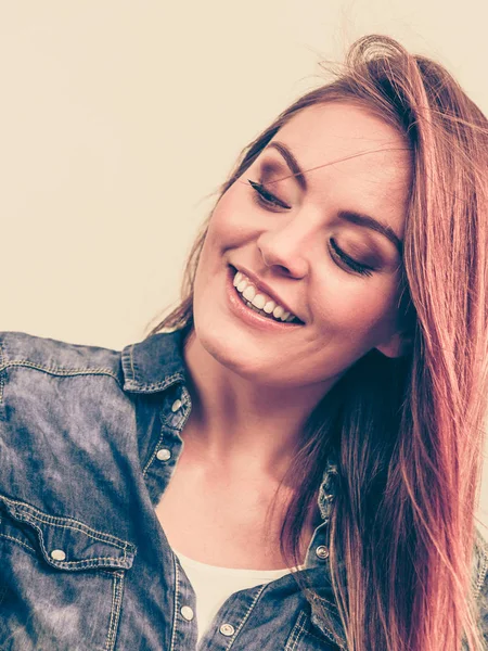 Feliz sorrindo mulher vestindo jeans — Fotografia de Stock