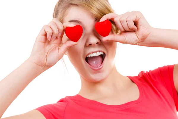 Mujer divertida sostiene corazones rojos sobre los ojos —  Fotos de Stock