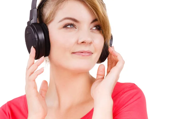 Mujer con auriculares grandes escuchando música aislada — Foto de Stock