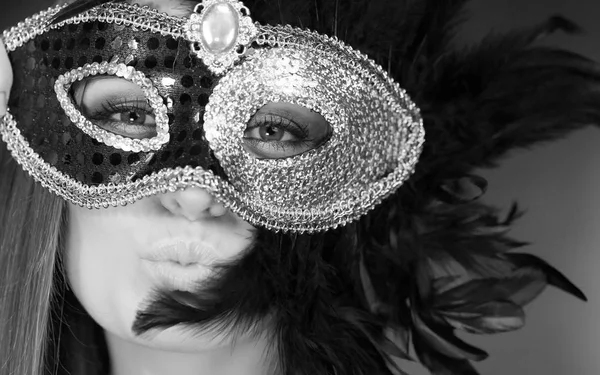 Чувственная женщина в карнавальной маске . — стоковое фото