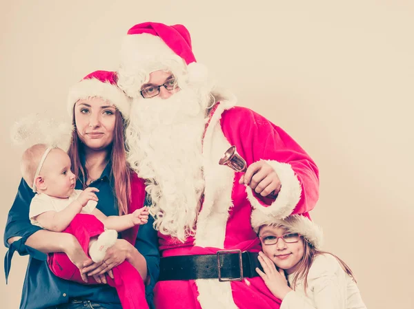 어머니, 산타와 두 딸 크리스마스 가족 사진 — 스톡 사진
