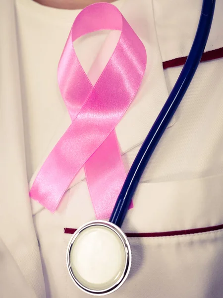 Orvos-val rózsaszín szalag aids szimbólum a mellkas — Stock Fotó