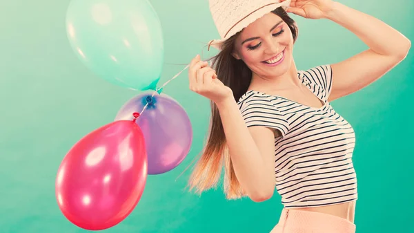 Chica feliz jugando con globos de colores . — Foto de Stock