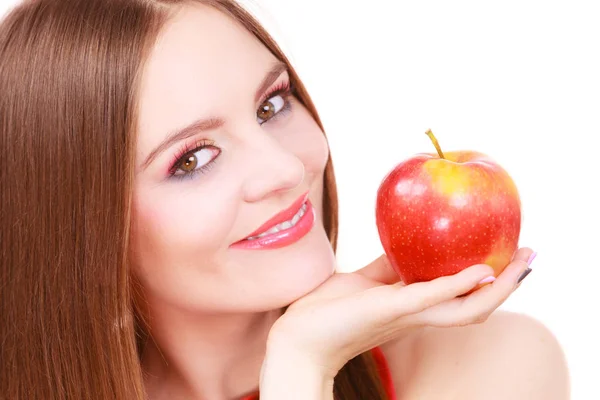 Mulher encantadora menina maquiagem colorida detém fruta de maçã — Fotografia de Stock