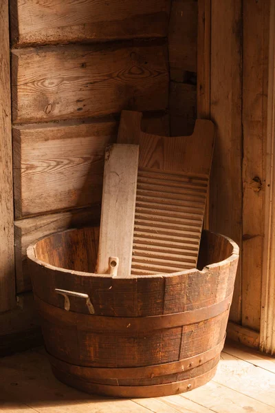 Planche à laver en bois et bol en planches — Photo