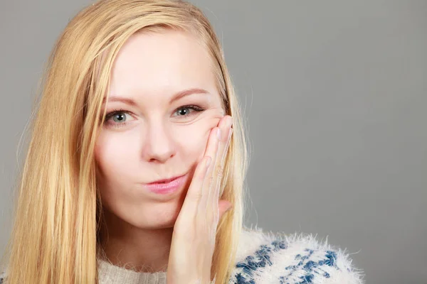 Mladý teenager žena myslí s rukou na tvář — Stock fotografie