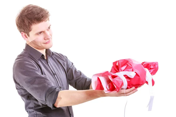 Mann mit großen roten Bonbons. — Stockfoto