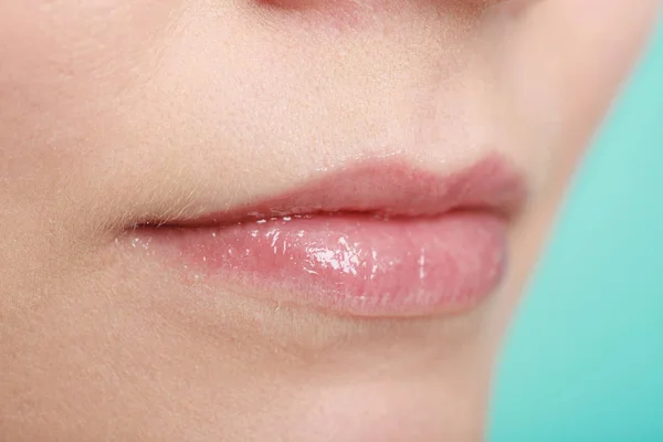 特写有光泽的女性嘴唇。脸的一部分. — 图库照片