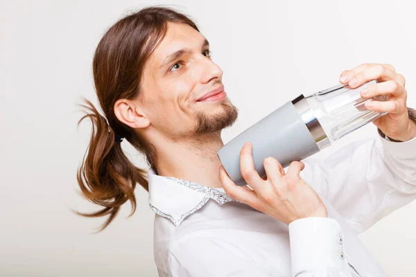 Långhåriga barman skaka huvudet. — Stockfoto