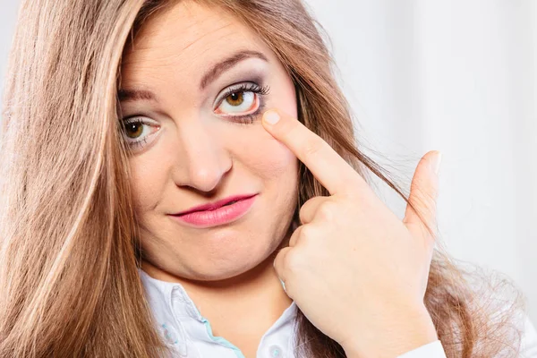 Mujer joven hacer caras tontas . —  Fotos de Stock