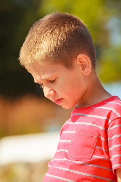 Retrato de niño al aire libre en verano . —  Fotos de Stock