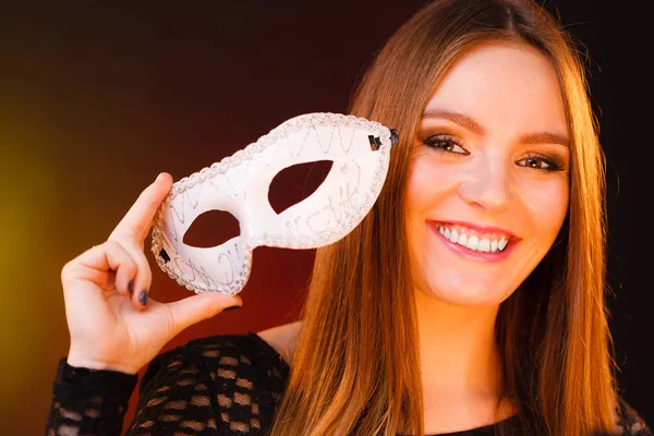 Chica sonriente con máscara de fiesta —  Fotos de Stock