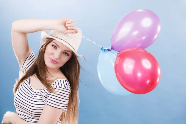 Καλοκαίρι γυναίκα χαρούμενη κοπέλα με πολύχρωμα μπαλόνια — Φωτογραφία Αρχείου