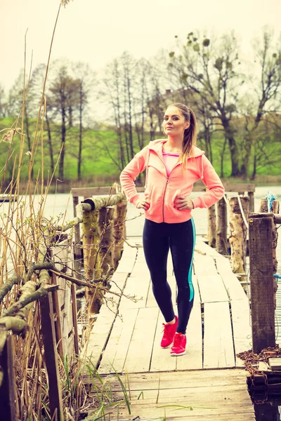 Joven deportista tomando un descanso después de una carrera . —  Fotos de Stock