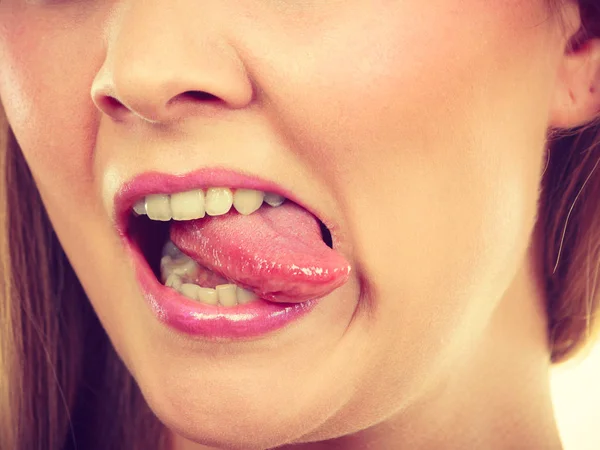 Divertida mujer rubia sentado lengua fuera — Foto de Stock