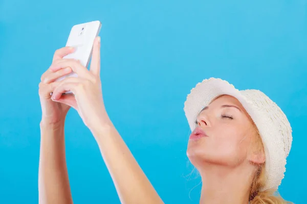 Femme prenant une photo d'elle-même avec le téléphone — Photo